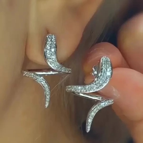 Jewelry - New 925 Silver Beautiful Snake Diamond Stud Earrings